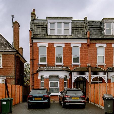 Fantastic New, London Apartment 3 Bed 1 Bath & Parking Whetstone Exteriör bild