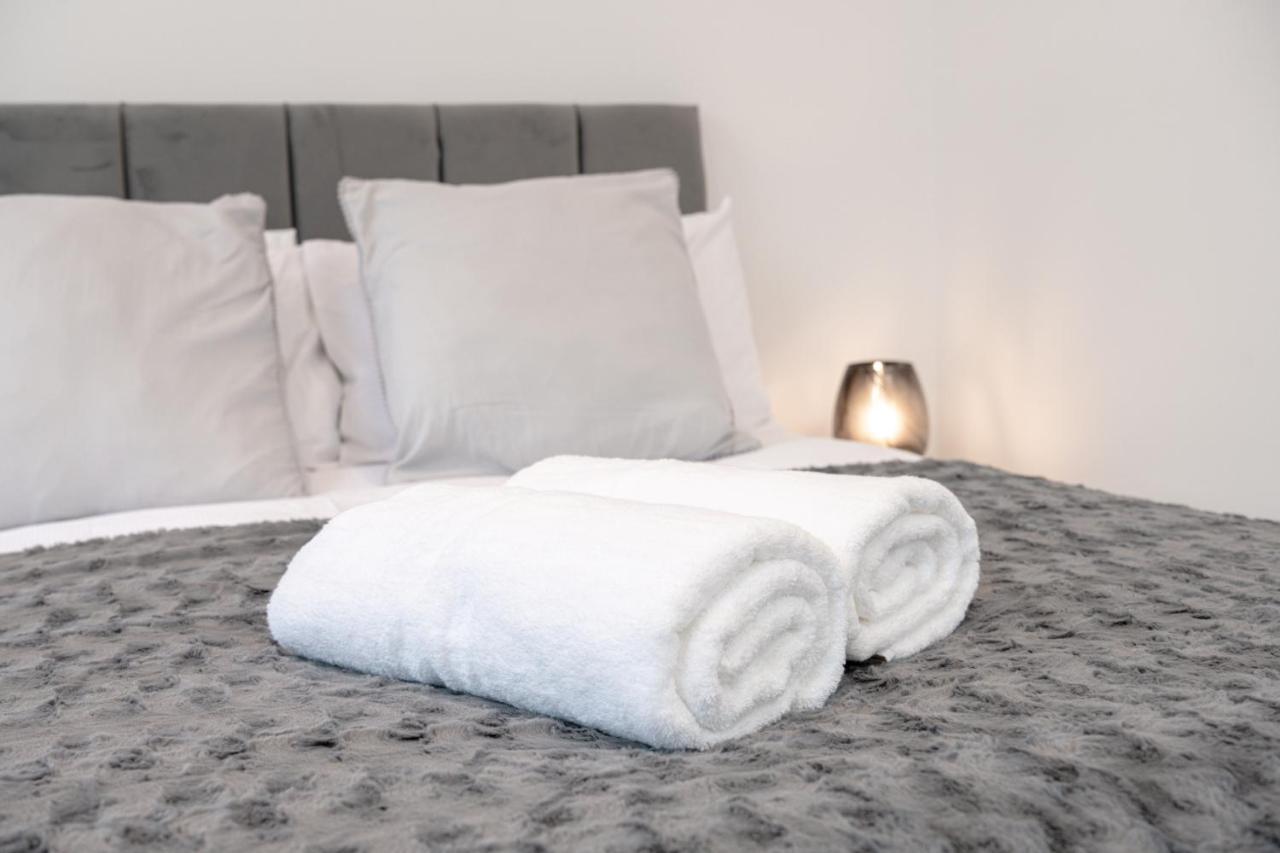 Fantastic New, London Apartment 3 Bed 1 Bath & Parking Whetstone Exteriör bild