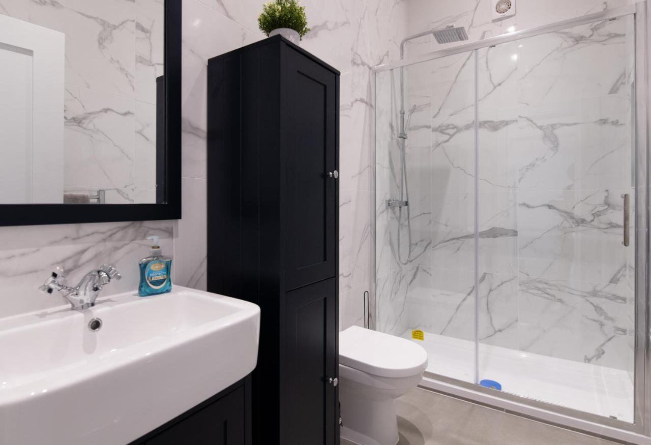 Fantastic New, London Apartment 3 Bed 1 Bath & Parking Whetstone Exteriör bild