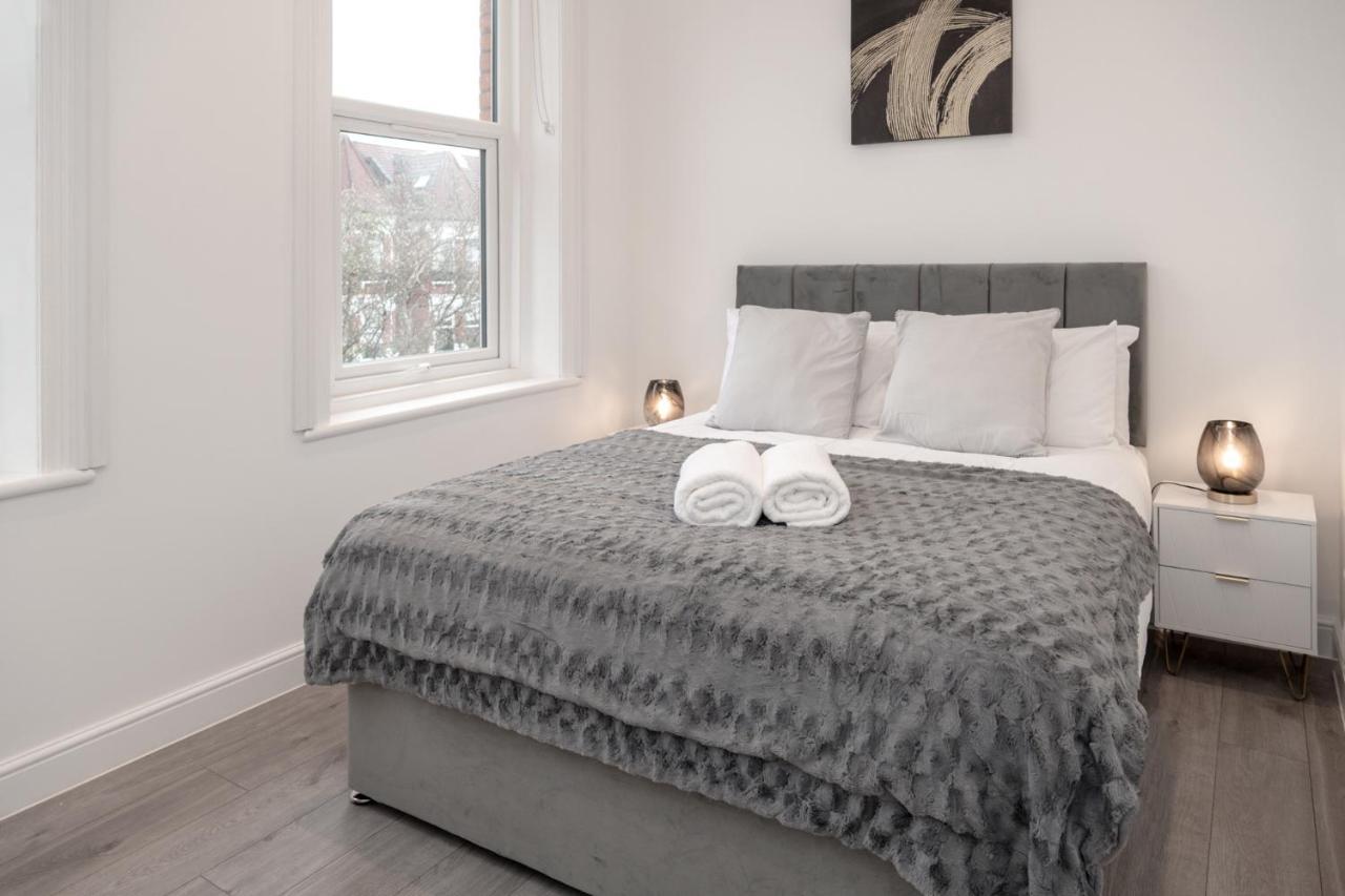 Fantastic New, London Apartment 3 Bed 1 Bath & Parking Whetstone Exteriör bild
