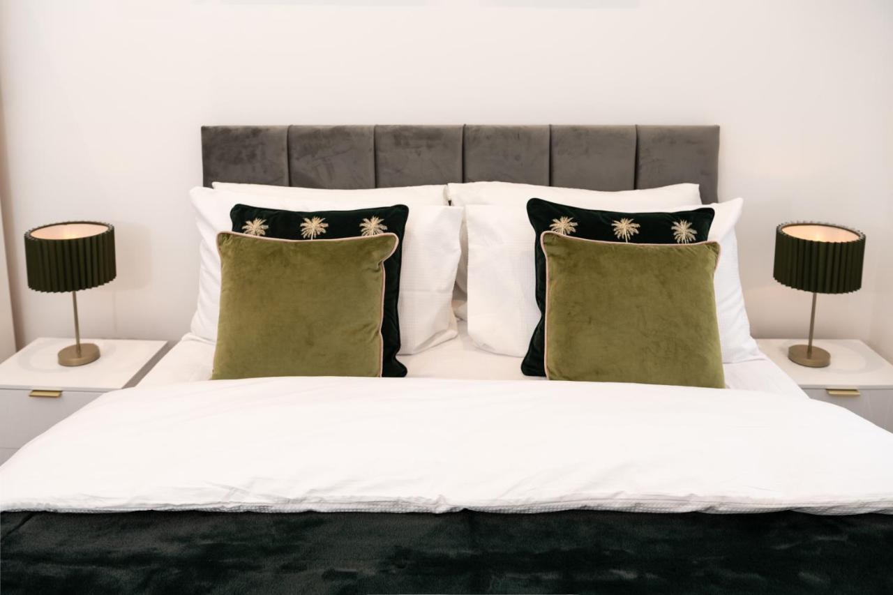 Fantastic New, London Apartment 3 Bed 1 Bath & Parking Whetstone Exteriör bild