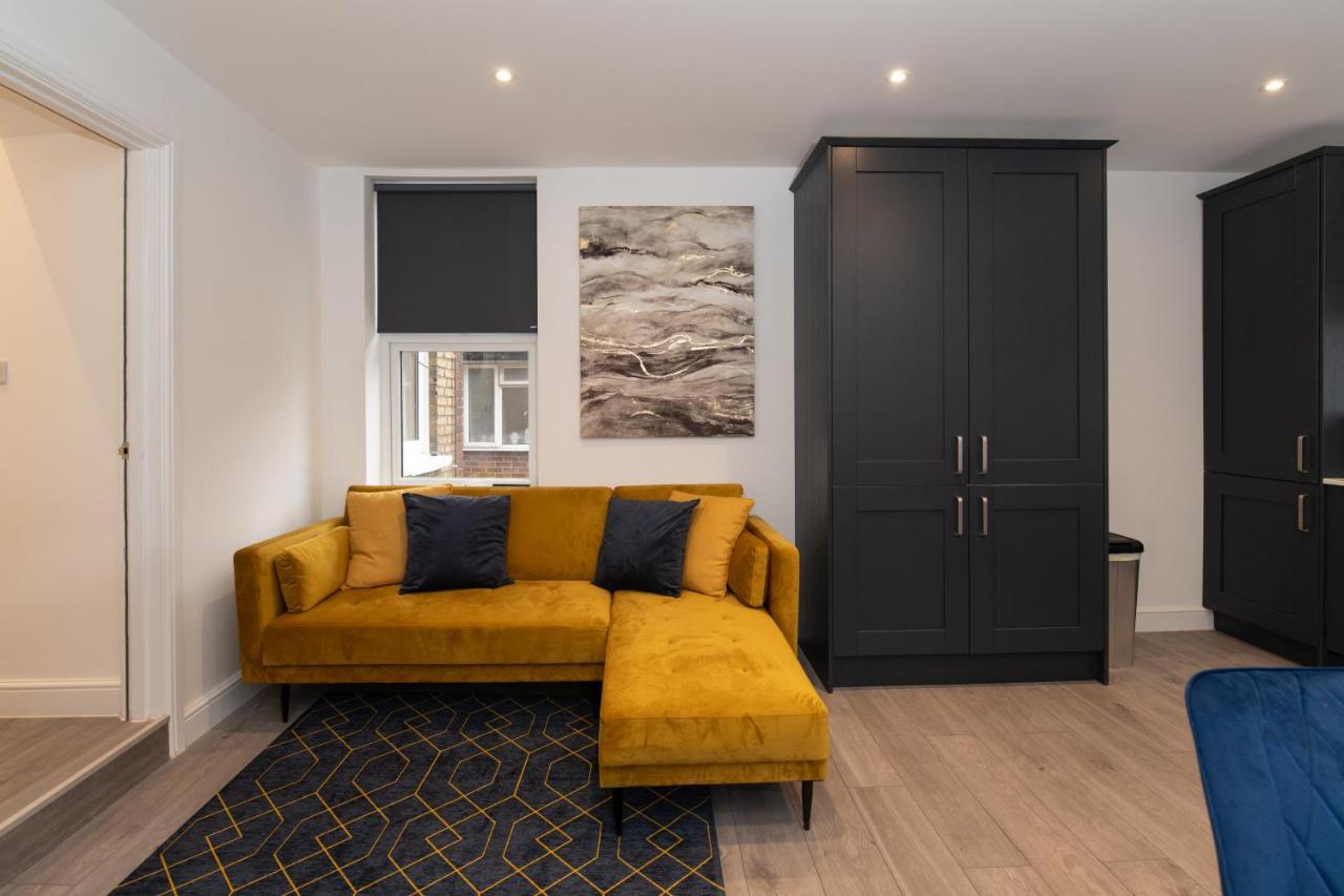 Fantastic New, London Apartment 3 Bed 1 Bath & Parking Whetstone Exteriör bild