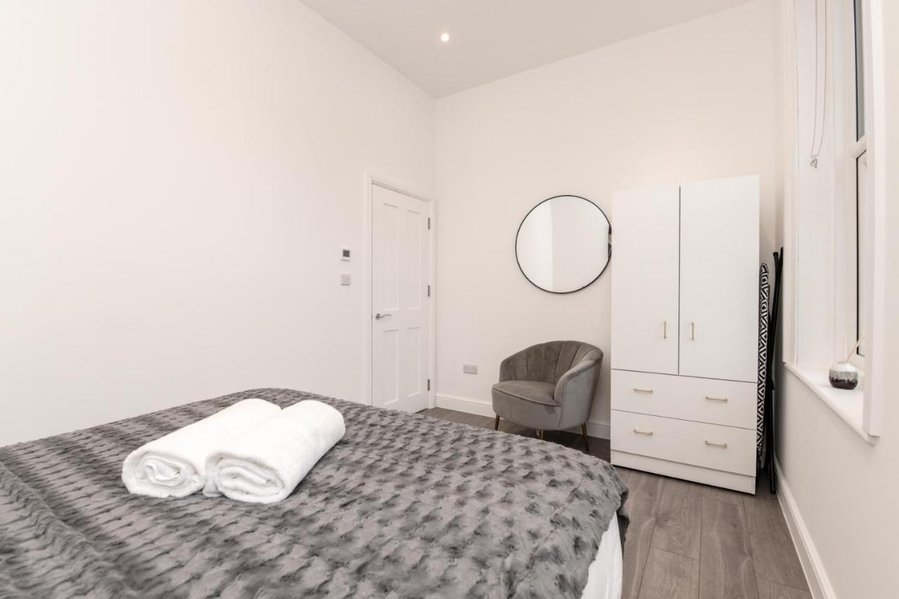Fantastic New, London Apartment 3 Bed 1 Bath & Parking Whetstone Exteriör bild
