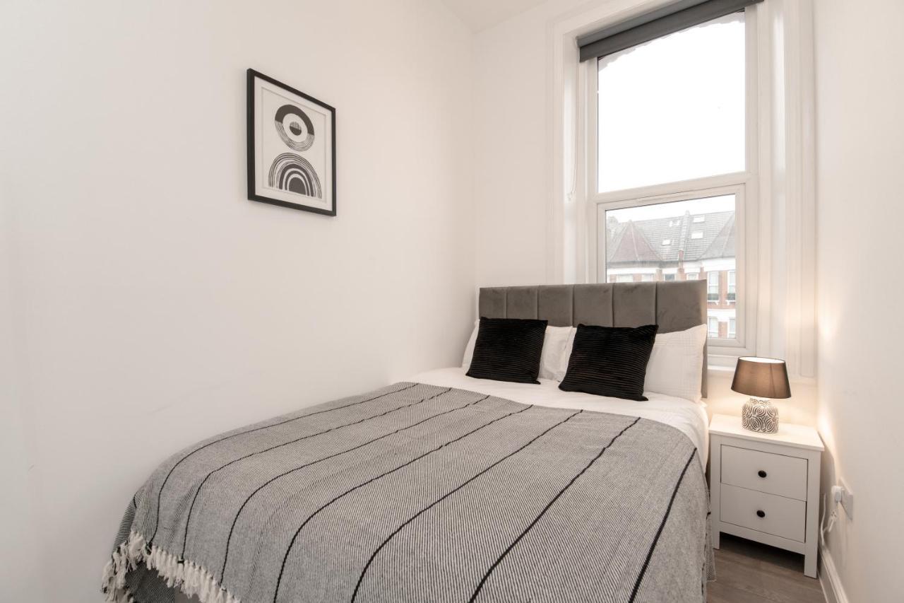 Fantastic New, London Apartment 3 Bed 1 Bath & Parking Whetstone Exteriör bild